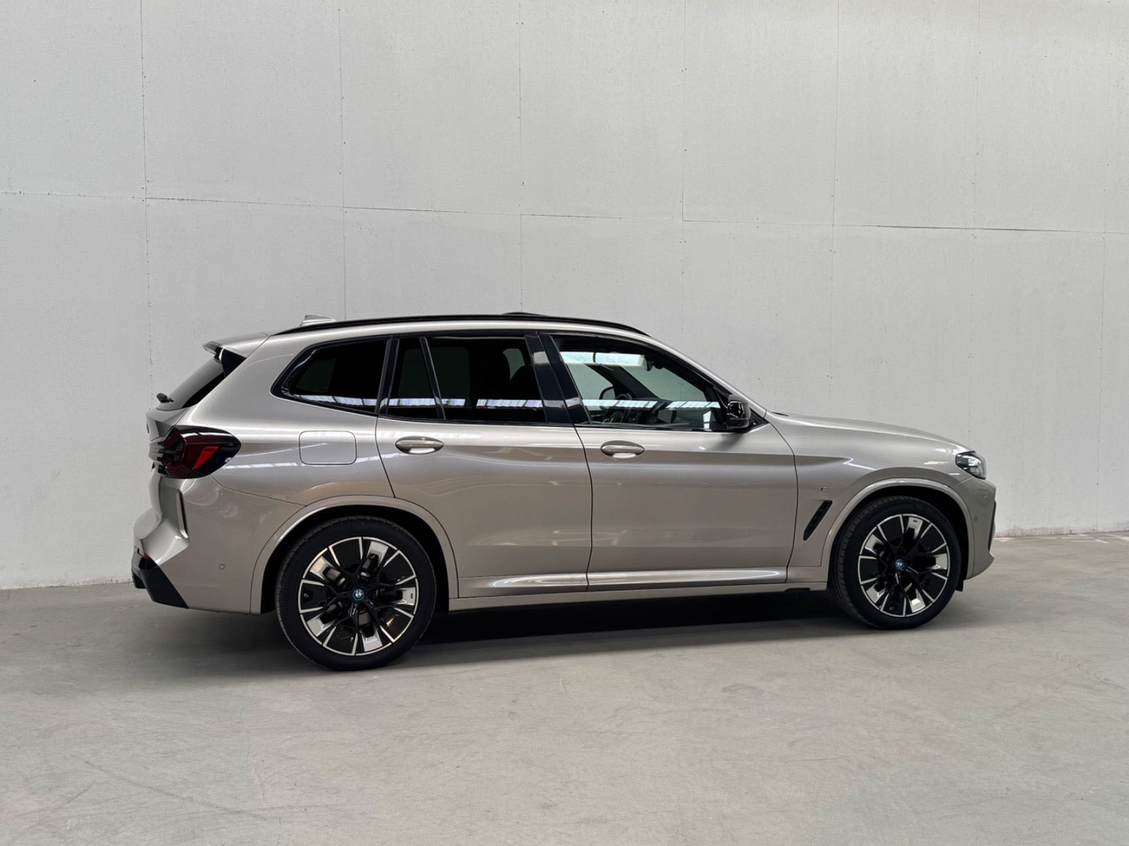 Orange BMW iX3 fra 2022