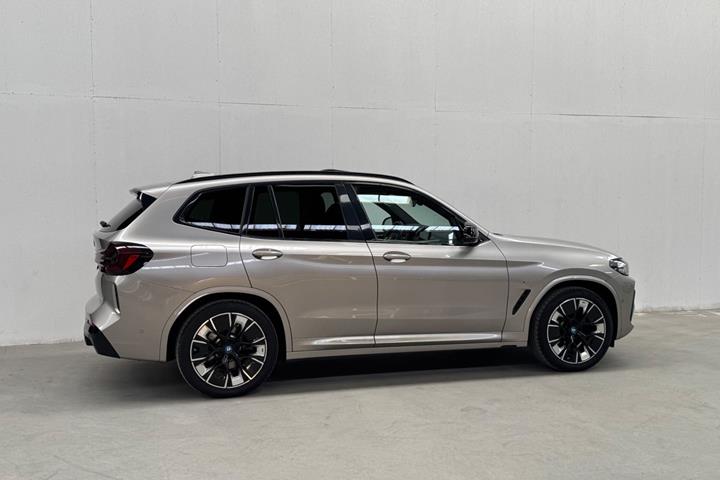 Orange BMW iX3 fra 2022