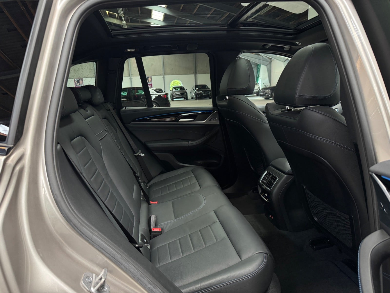Orange BMW iX3 fra 2022