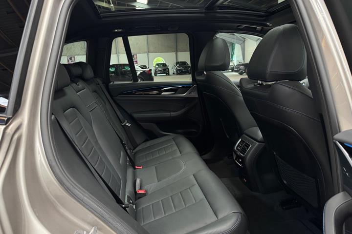Orange BMW iX3 fra 2022