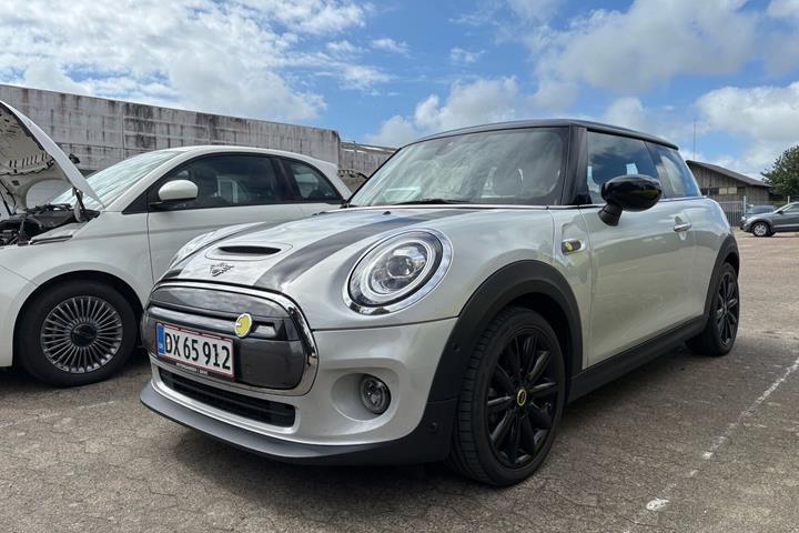 Sølv Mini Cooper SE fra 2020