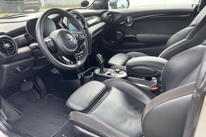 Sølv Mini Cooper SE fra 2020