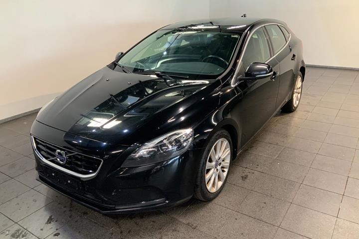 Sort Volvo V40 fra 2015 set udefra