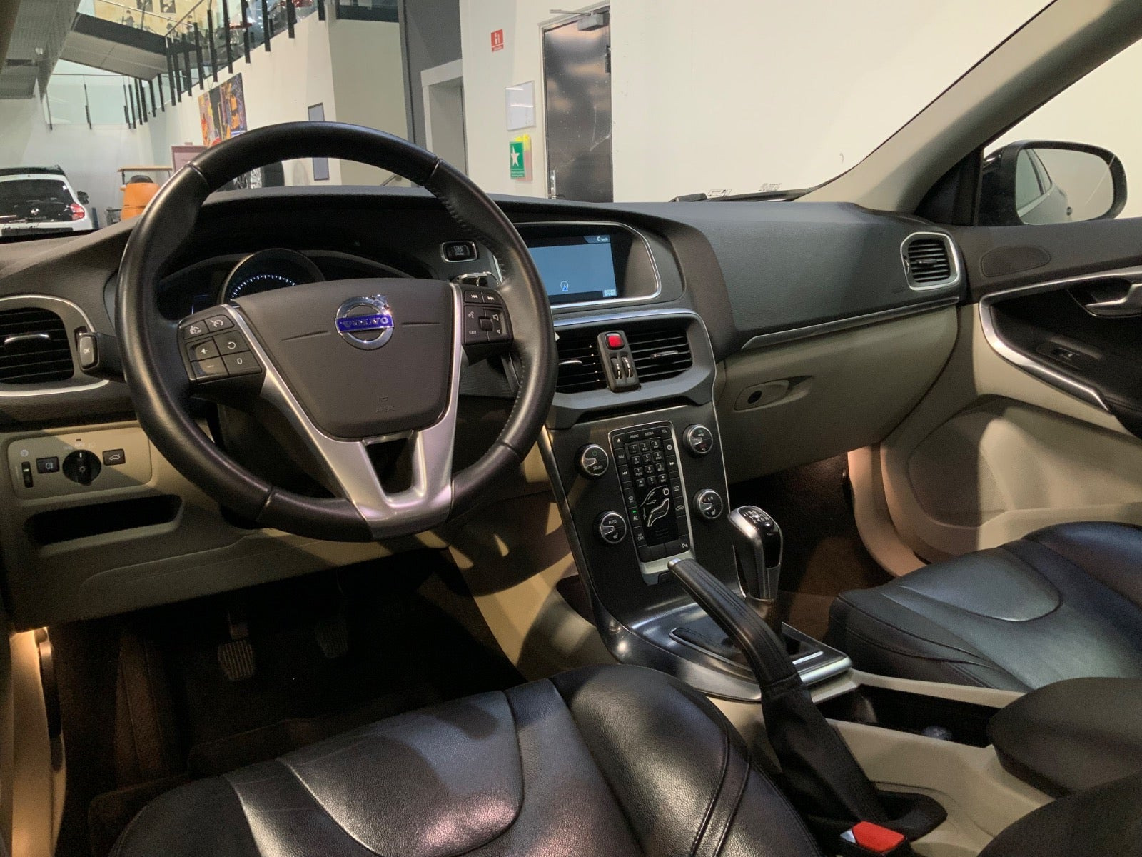 Sort Volvo V40 fra 2015