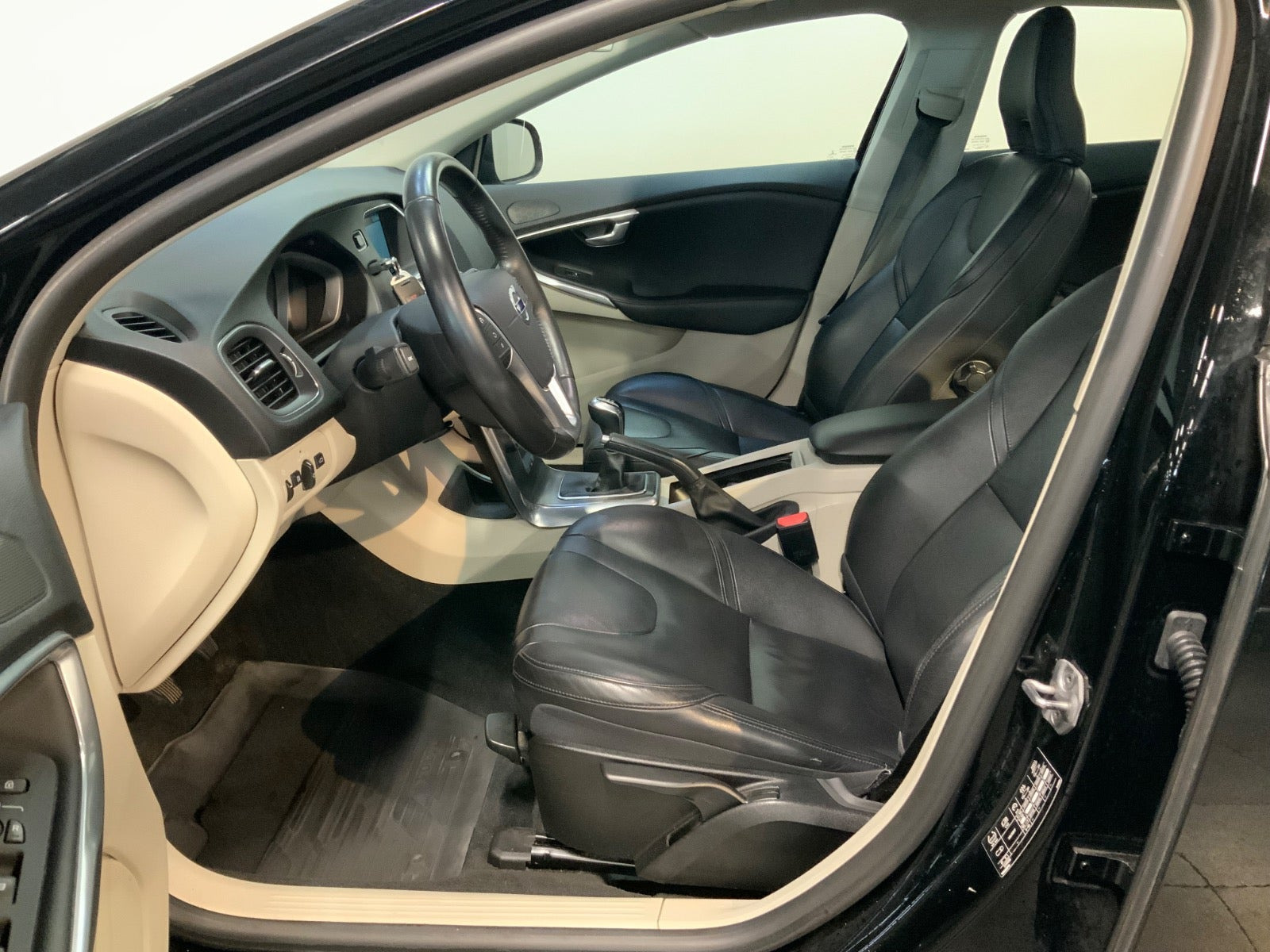 Sort Volvo V40 fra 2015