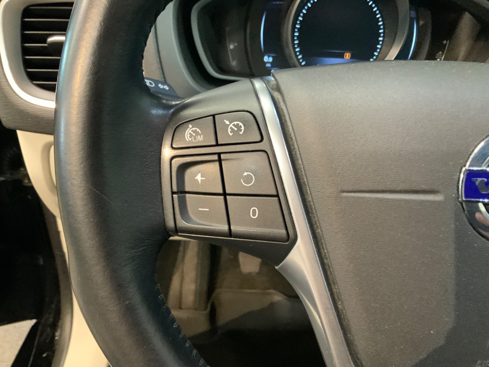 Sort Volvo V40 fra 2015