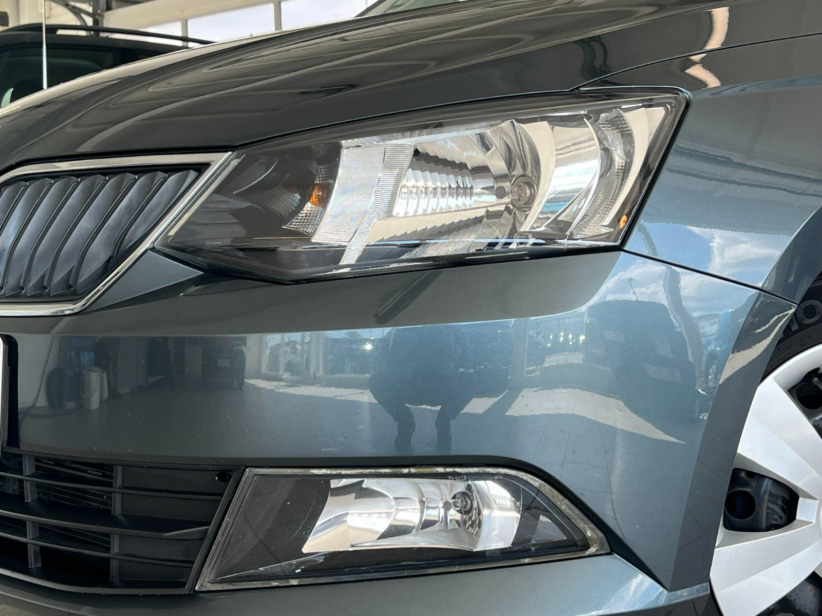 Grå Skoda Fabia fra 2018