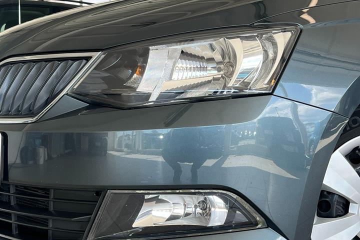 Grå Skoda Fabia fra 2018
