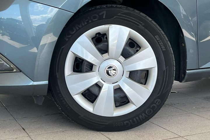 Grå Skoda Fabia fra 2018