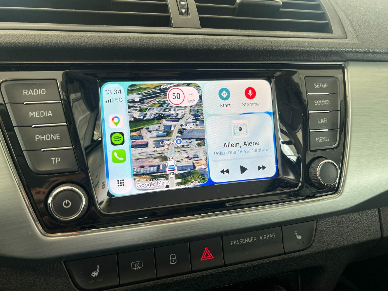 Grå Skoda Fabia fra 2018