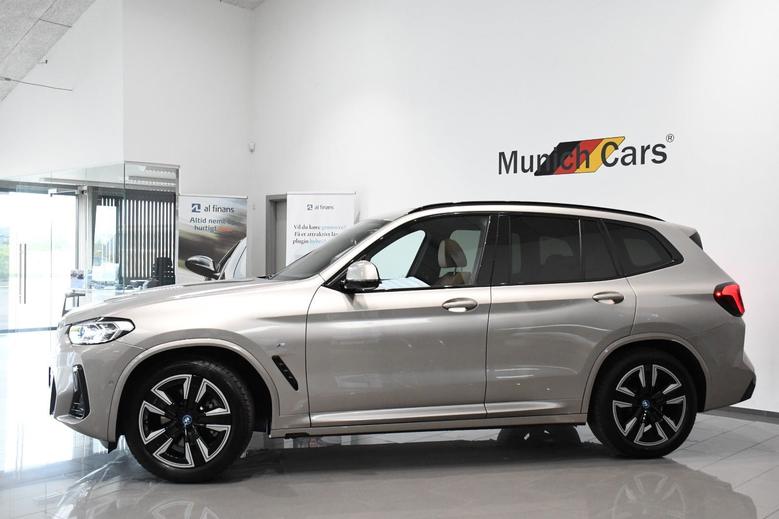 Orange BMW iX3 fra 2024