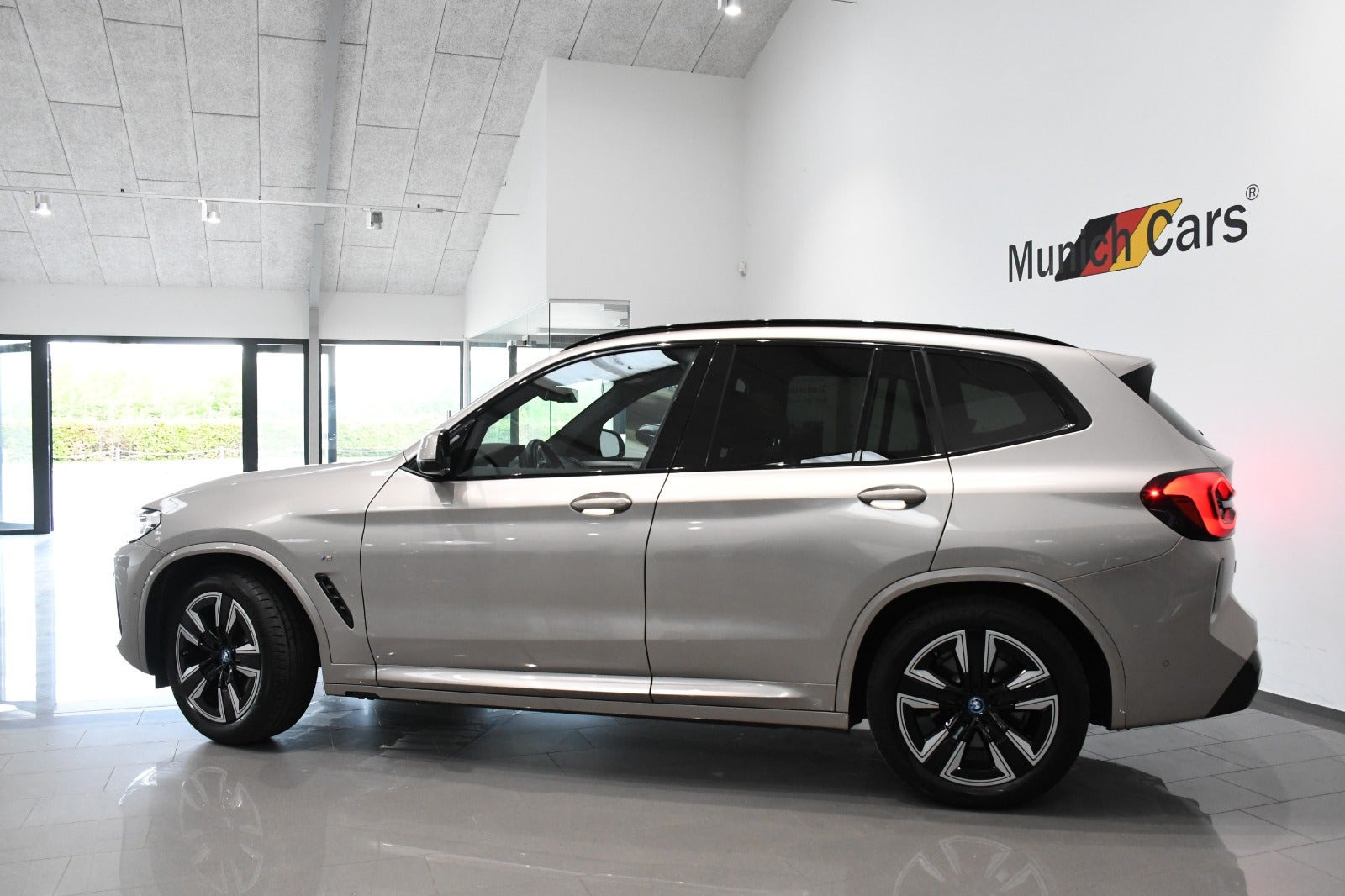 Orange BMW iX3 fra 2024