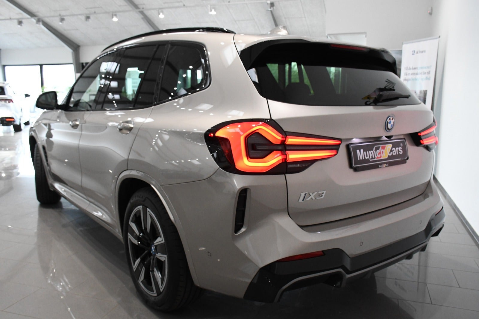 Orange BMW iX3 fra 2024