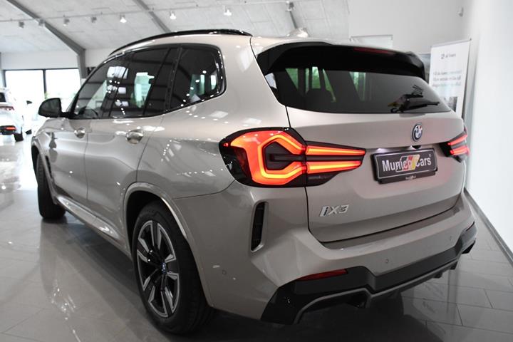 Orange BMW iX3 fra 2024