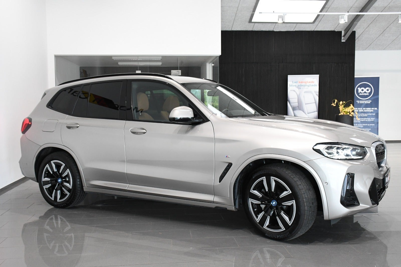 Orange BMW iX3 fra 2024
