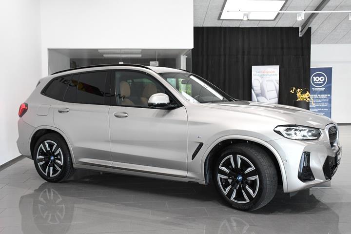 Orange BMW iX3 fra 2024