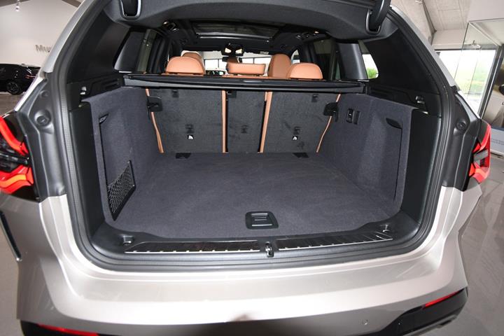Orange BMW iX3 fra 2024