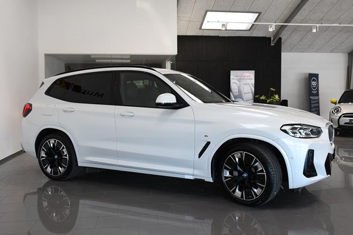 Hvid BMW iX3 fra 2024