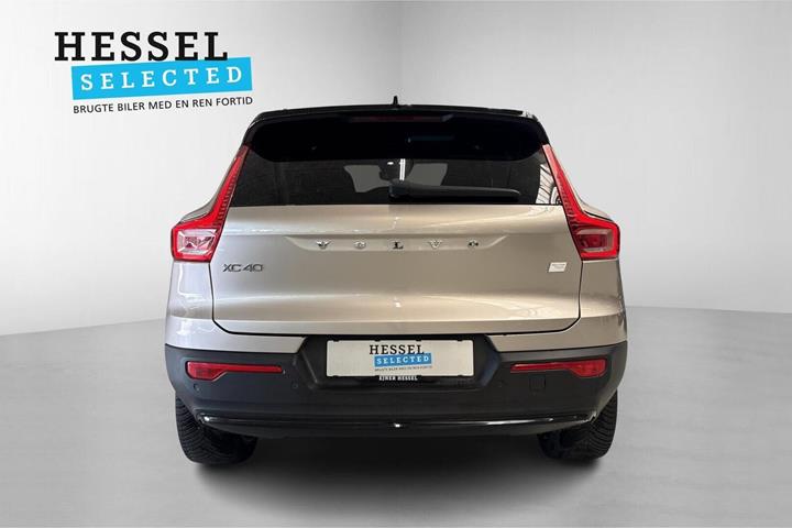 Sølv Volvo XC40 fra 2023