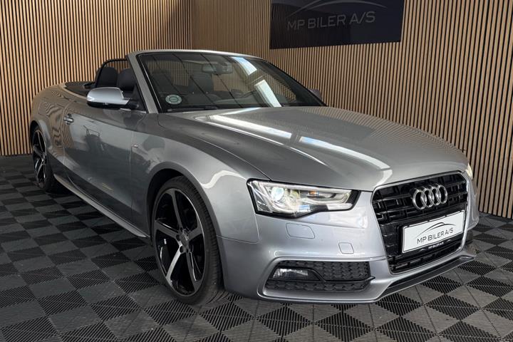 Grå Audi A5 fra 2015 set udefra