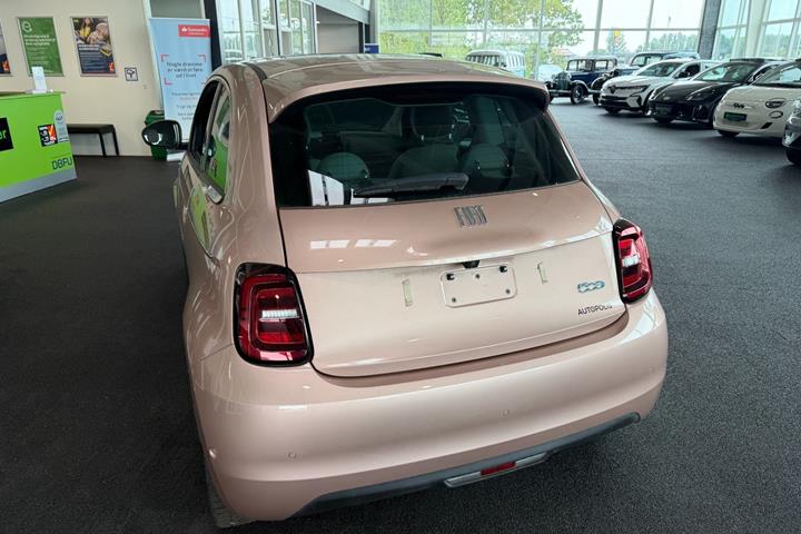 Gul Fiat 500e fra 2023