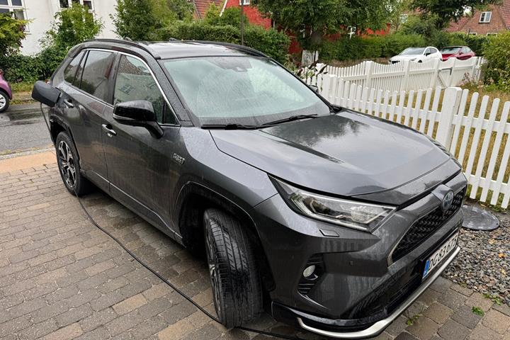 Grå Toyota RAV4 fra 2021