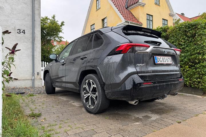 Grå Toyota RAV4 fra 2021