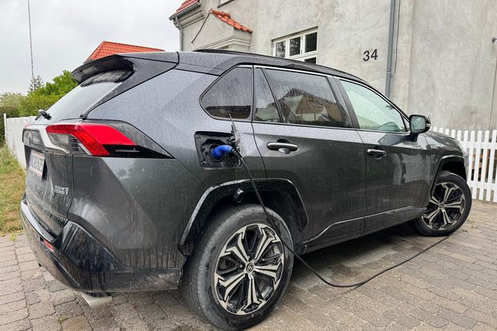 Grå Toyota RAV4 fra 2021