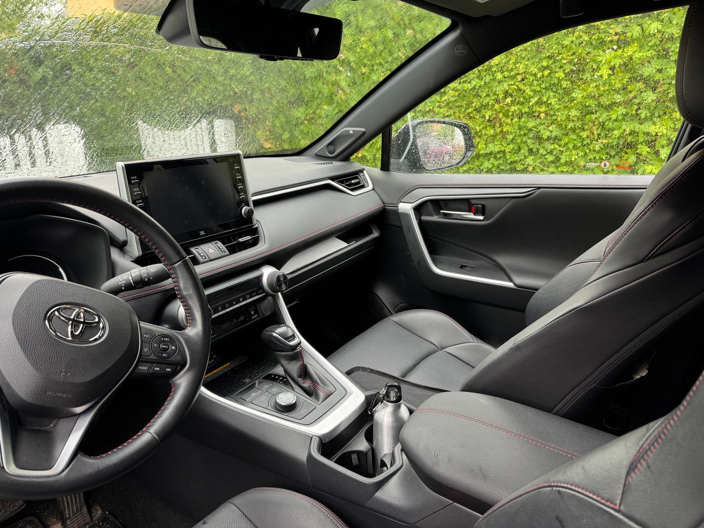 Grå Toyota RAV4 fra 2021