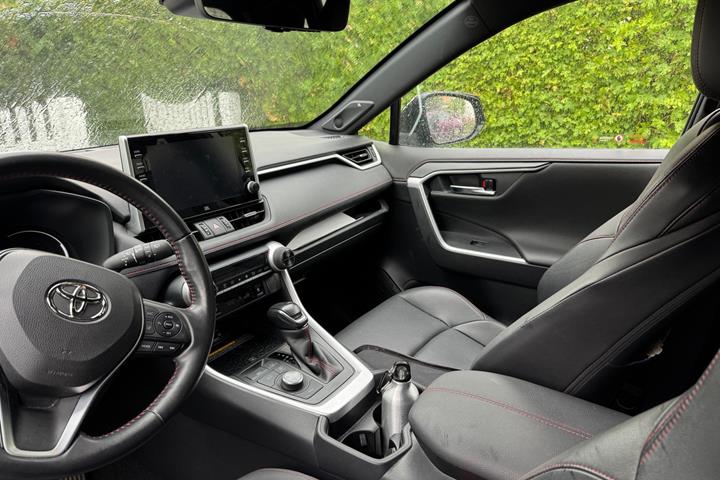 Grå Toyota RAV4 fra 2021