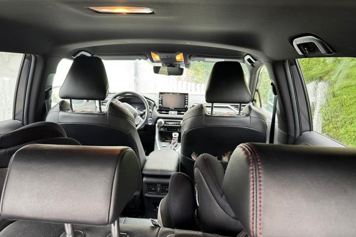 Grå Toyota RAV4 fra 2021