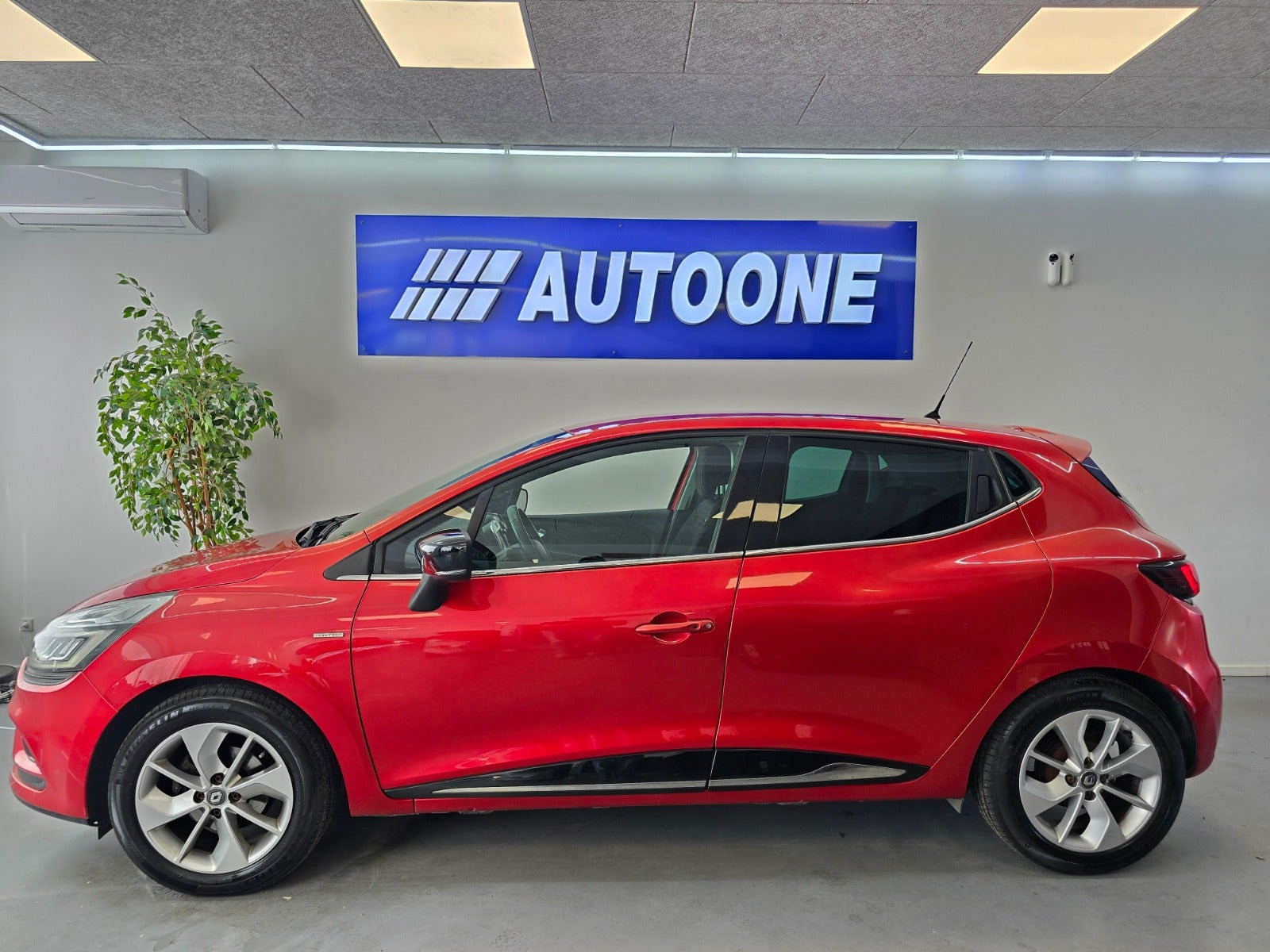 Rød Renault Clio IV fra 2016