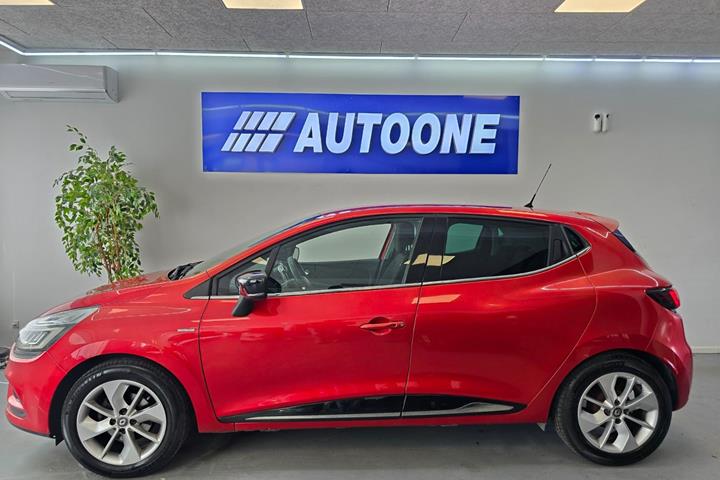 Rød Renault Clio IV fra 2016