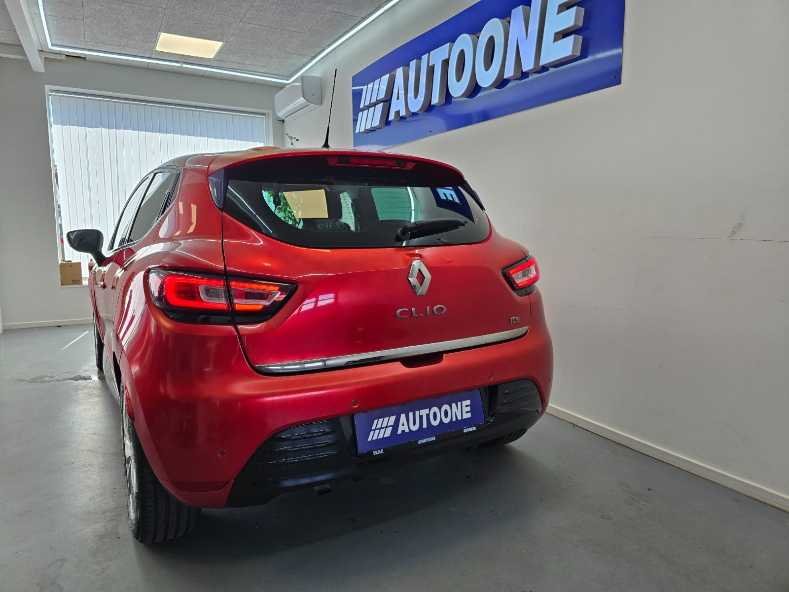 Rød Renault Clio IV fra 2016