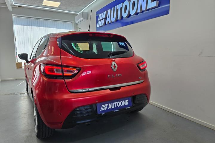 Rød Renault Clio IV fra 2016