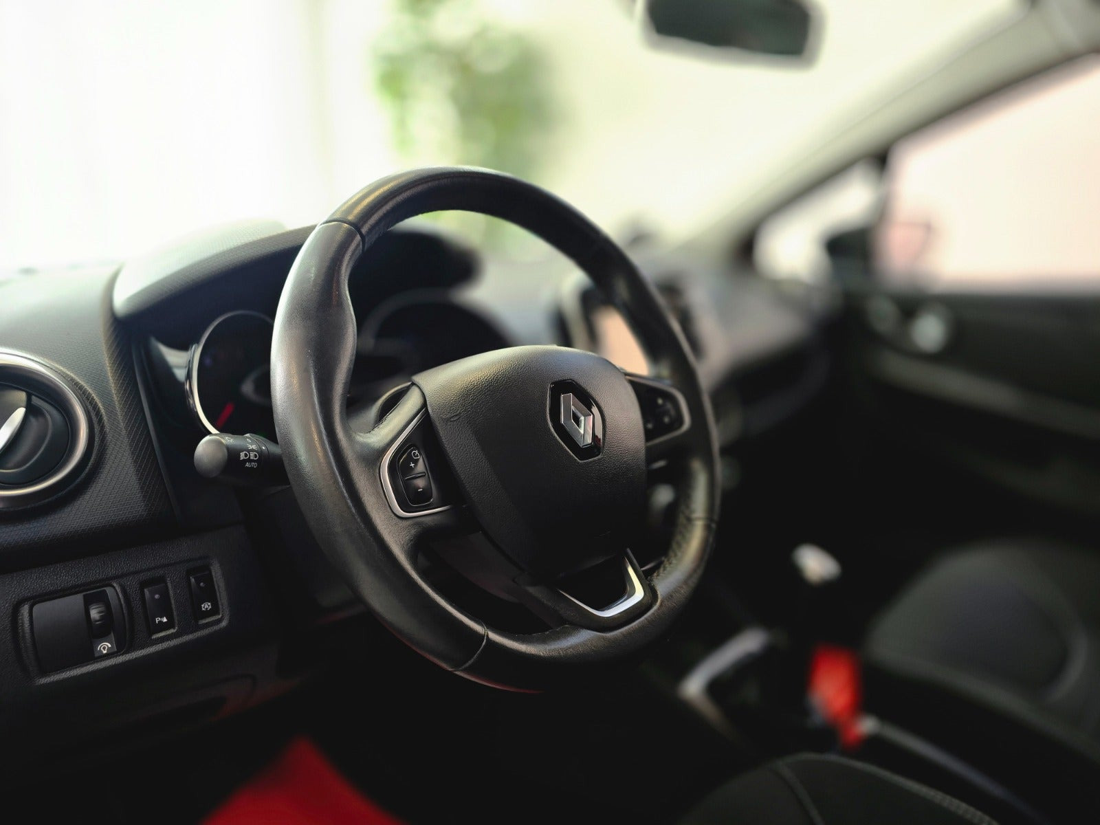 Rød Renault Clio IV fra 2016