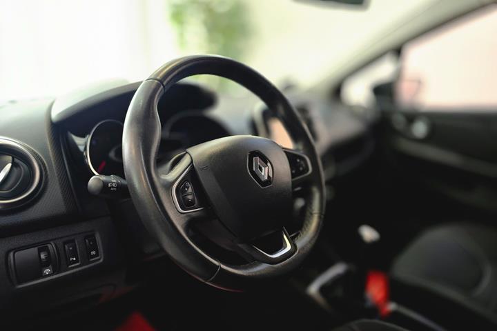 Rød Renault Clio IV fra 2016