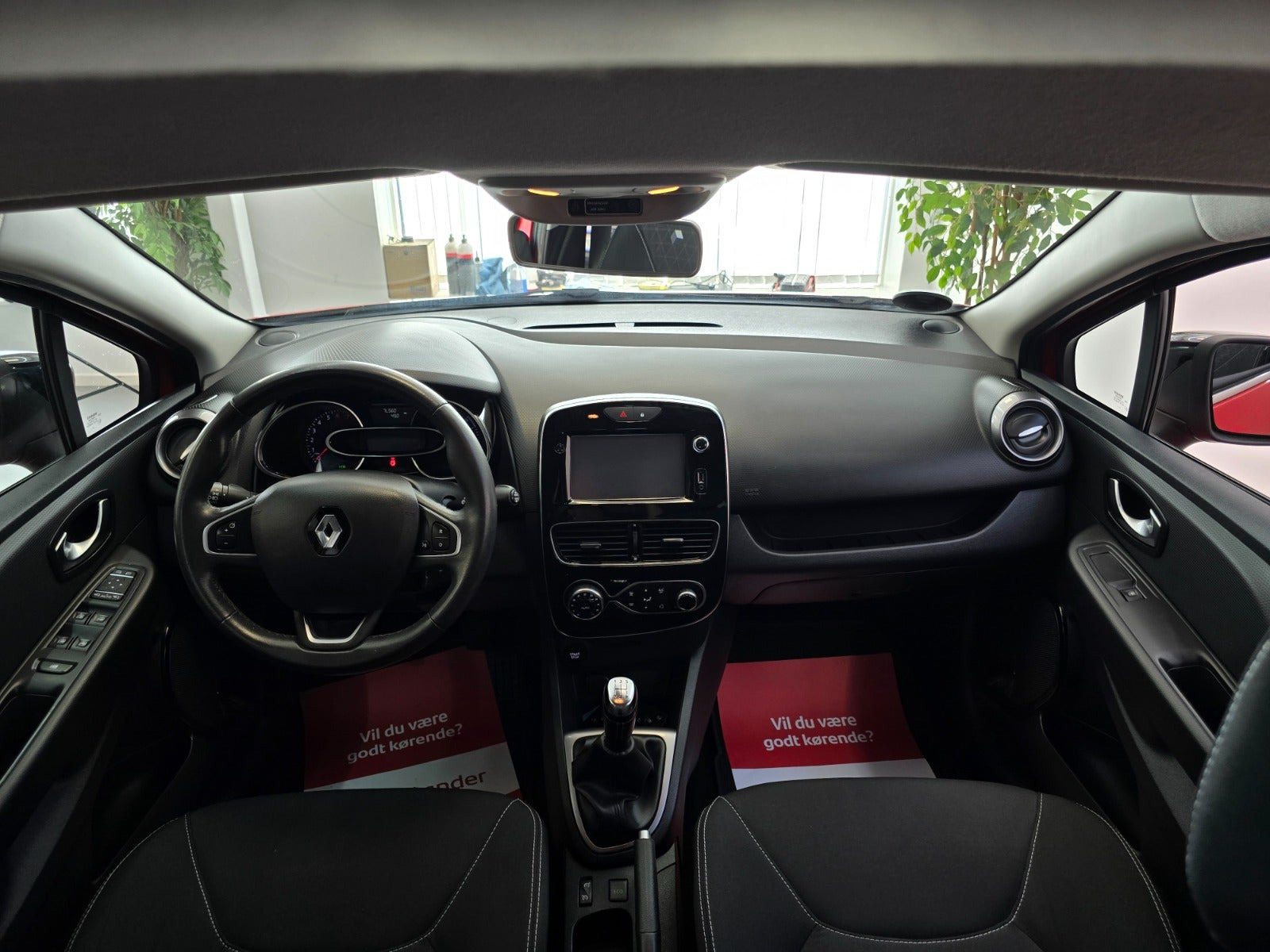 Rød Renault Clio IV fra 2016