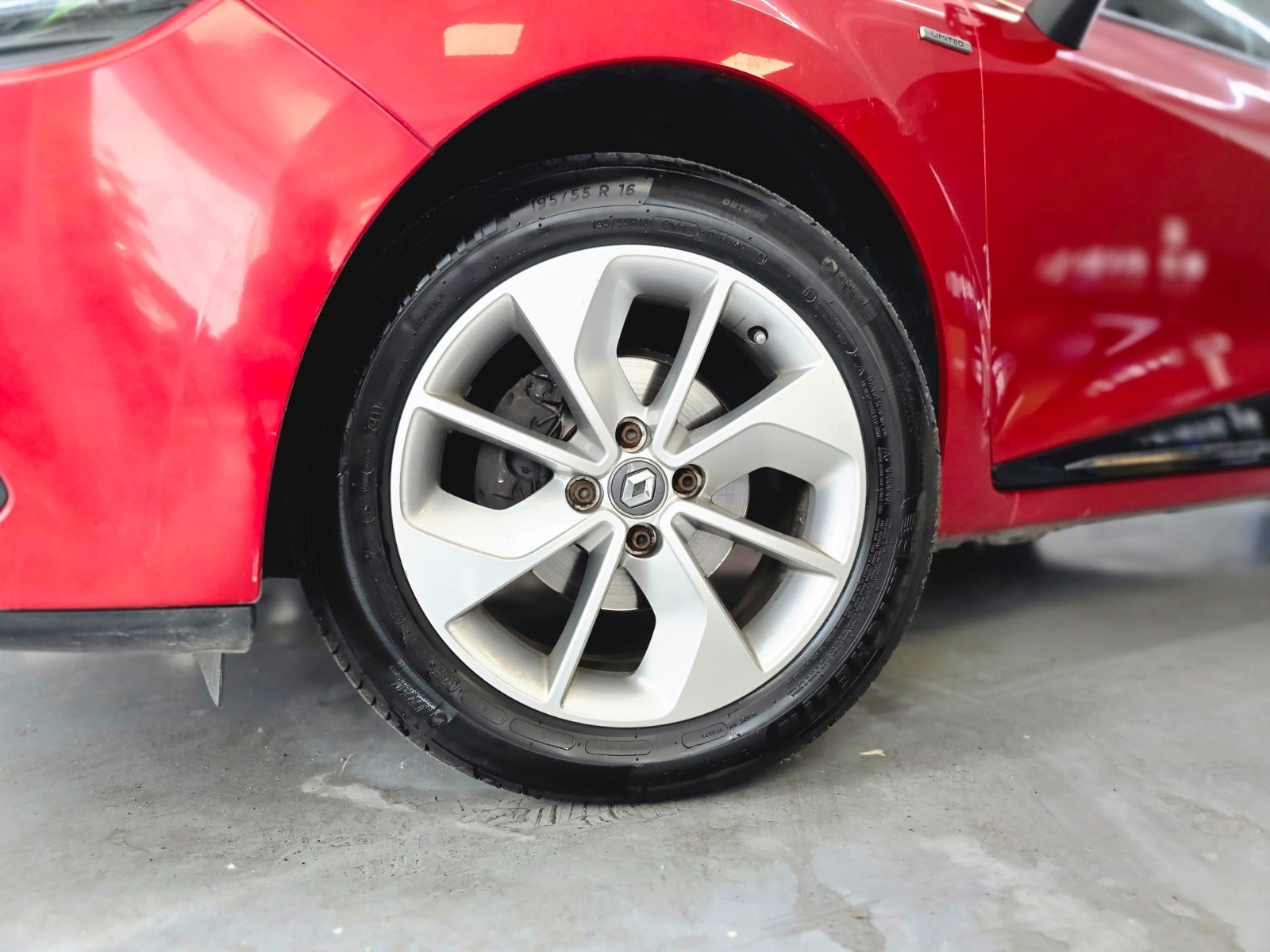 Rød Renault Clio IV fra 2016