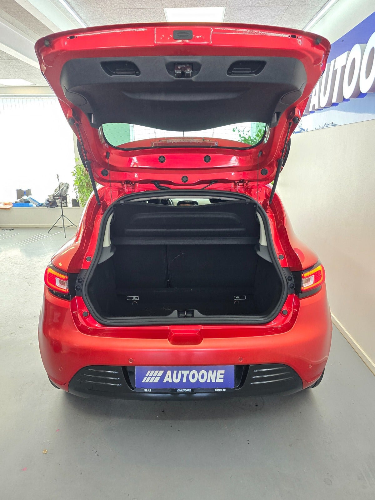 Rød Renault Clio IV fra 2016