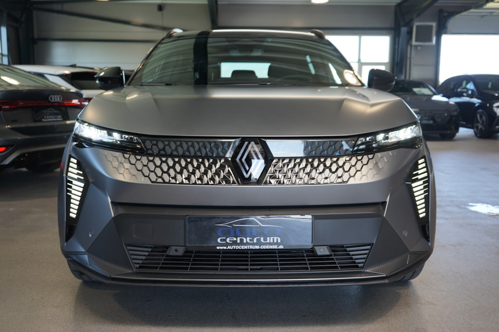 Grå Renault Scenic E-Tech fra 2024