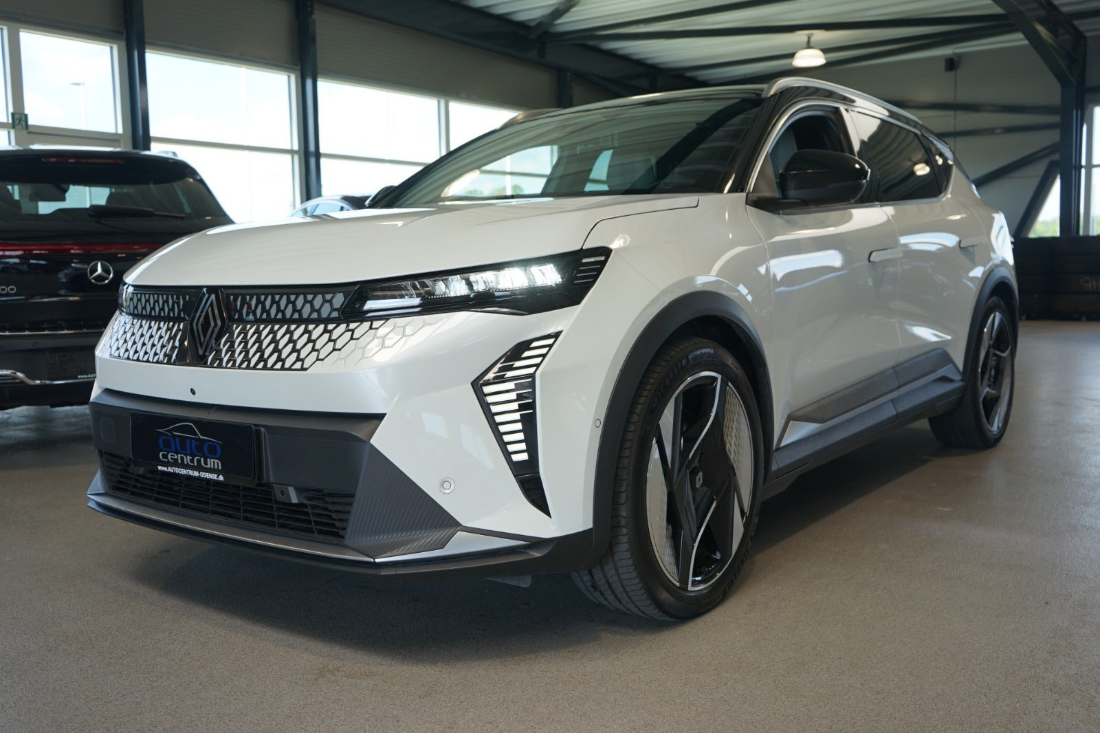 Hvid Renault Scenic E-Tech fra 2024