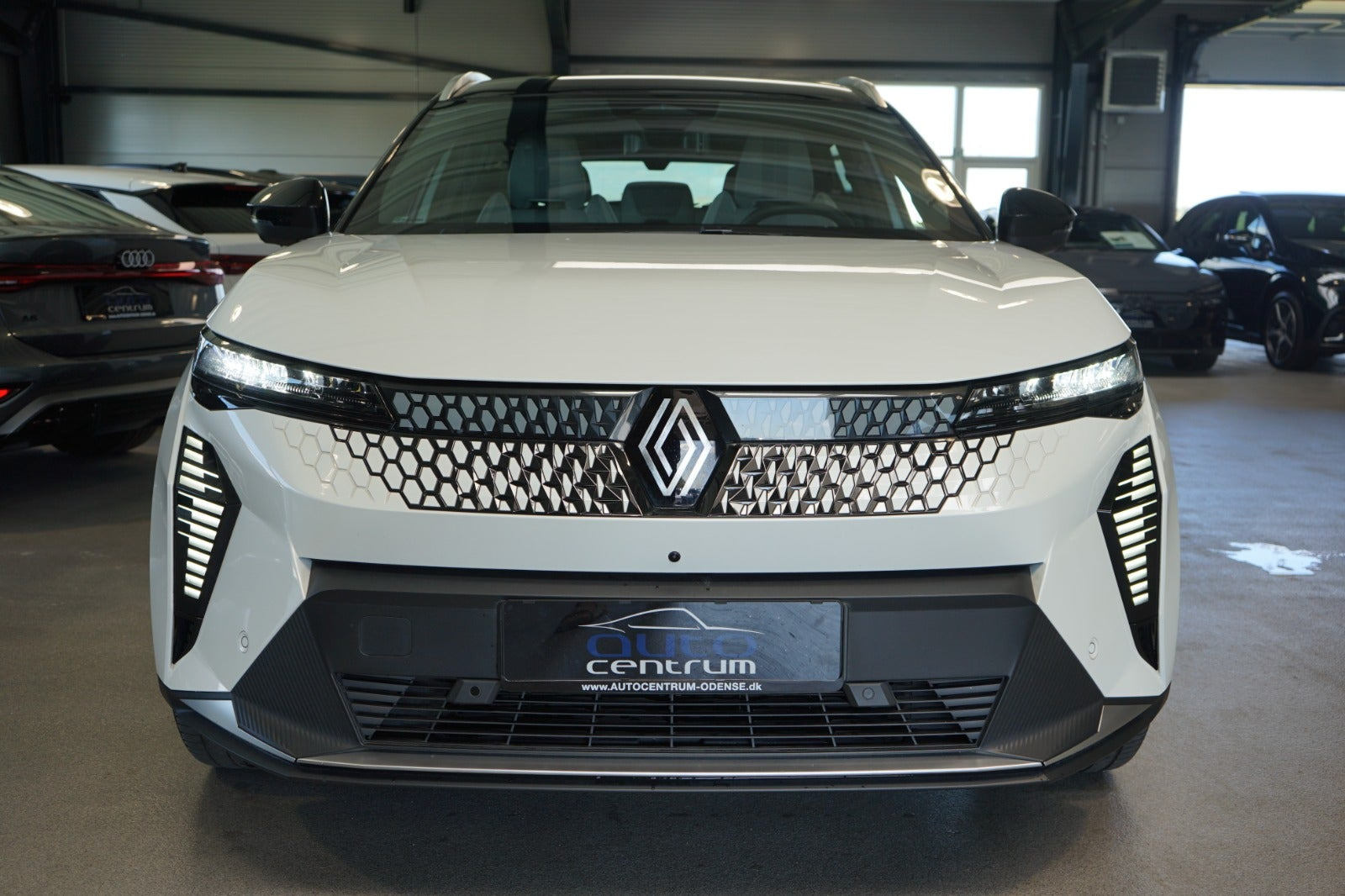 Hvid Renault Scenic E-Tech fra 2024