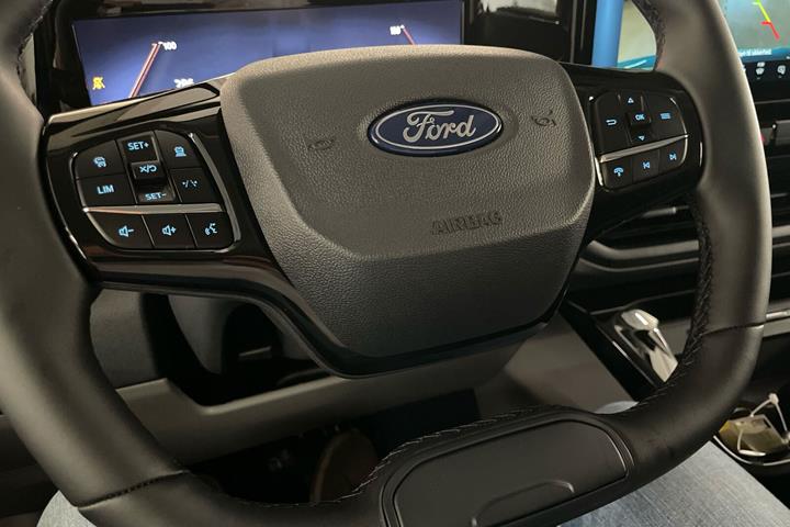 Blå Ford E-Transit Custom 320 L1 fra 2026