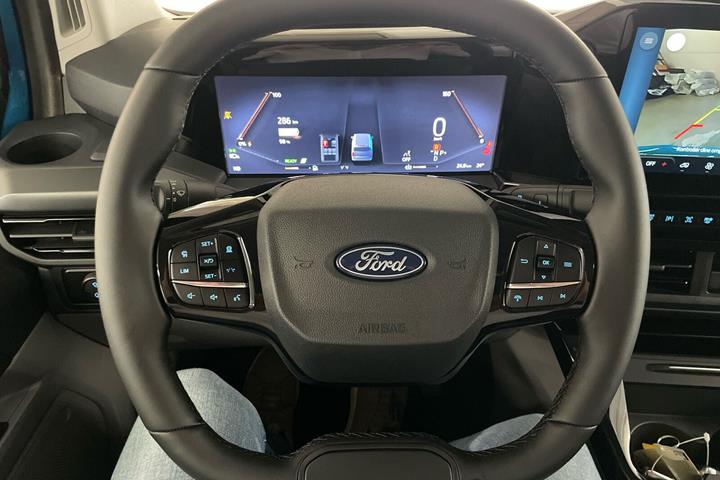 Blå Ford E-Transit Custom 320 L1 fra 2026