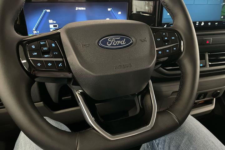 Blå Ford E-Transit Custom 320 L1 fra 2026