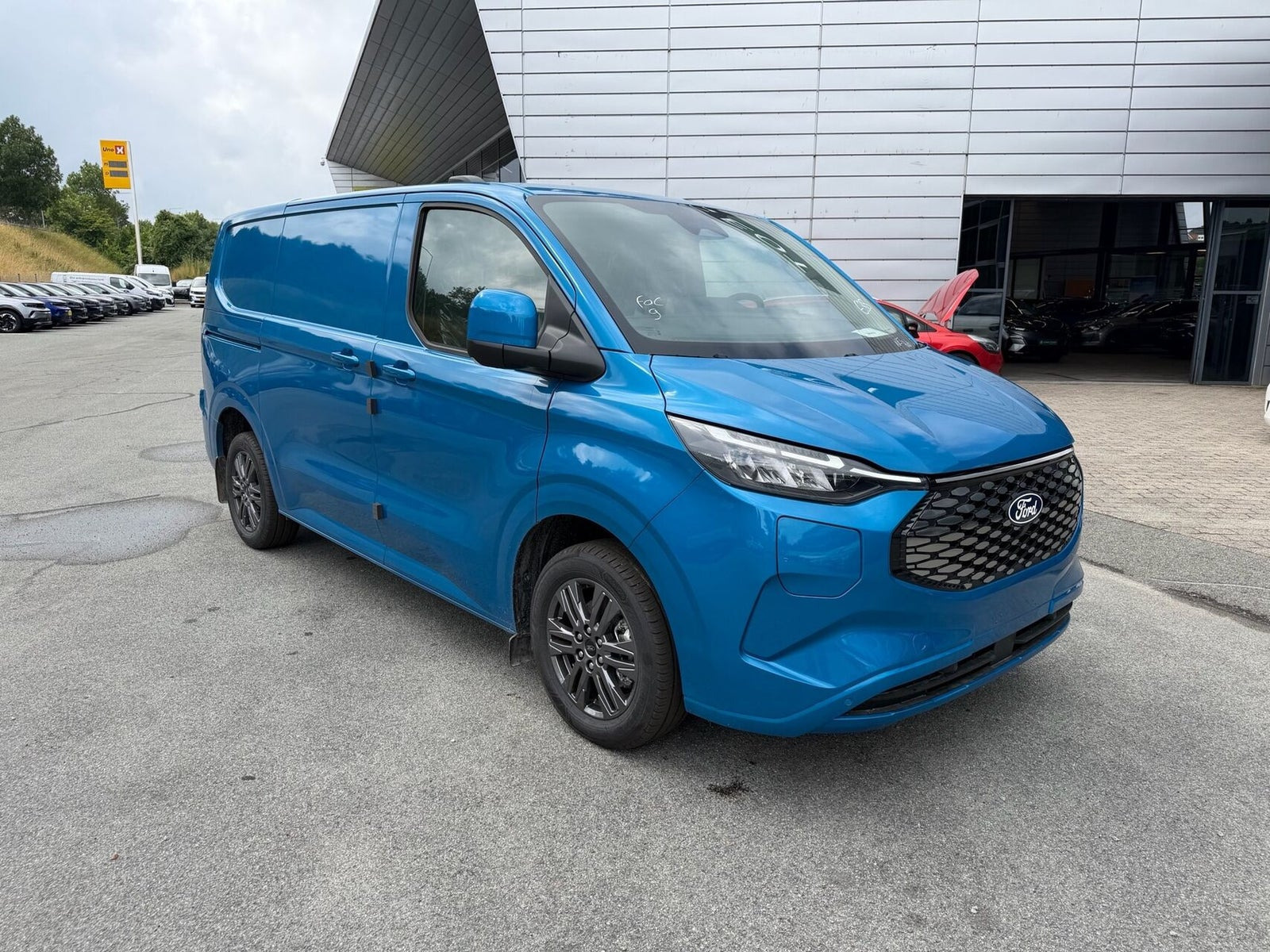 Blå Ford E-Transit Custom 320 L1 fra 2026