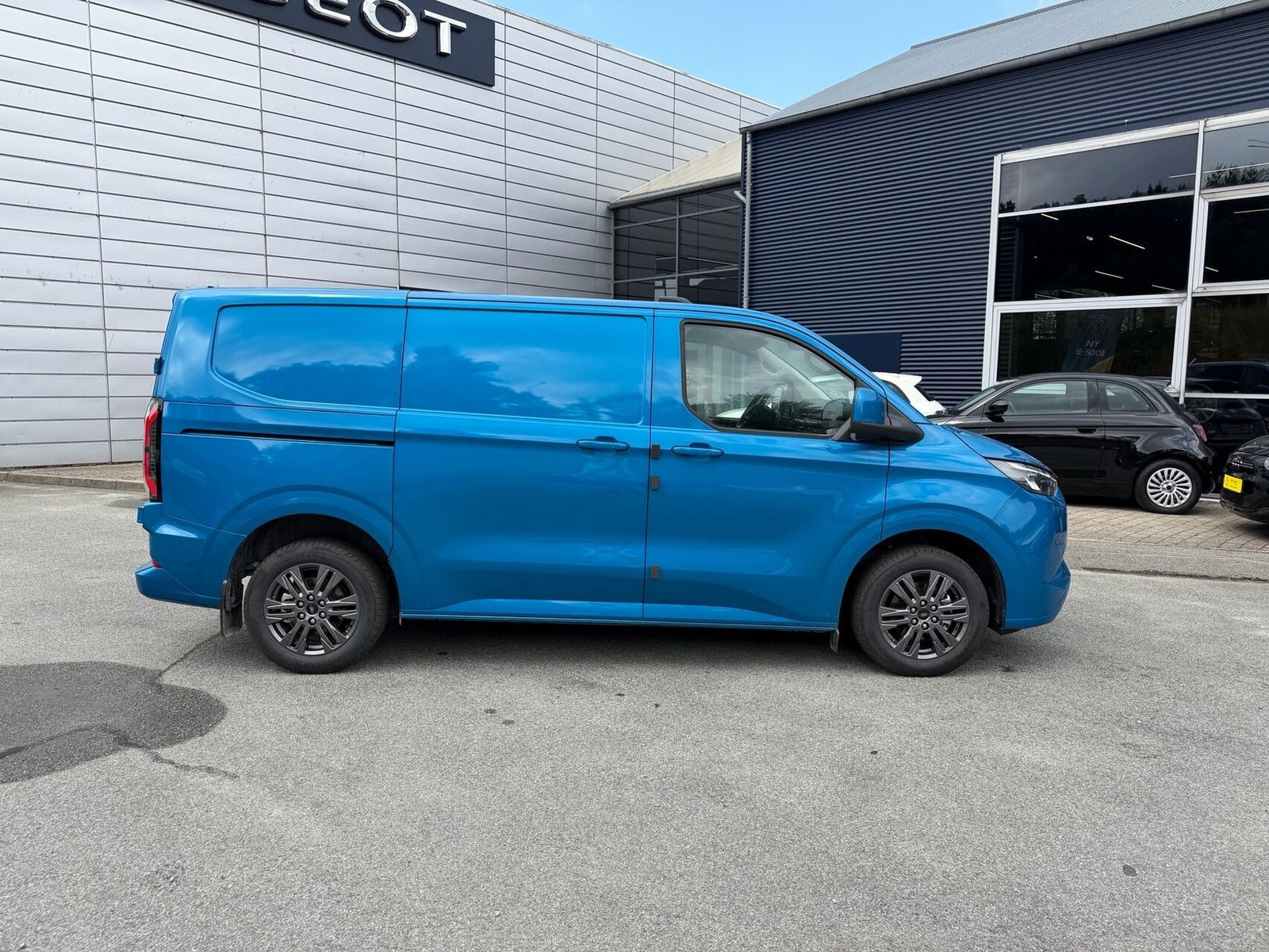 Blå Ford E-Transit Custom 320 L1 fra 2026