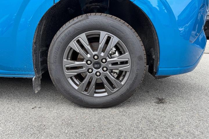 Blå Ford E-Transit Custom 320 L1 fra 2026