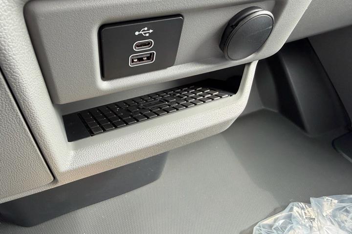 Blå Ford E-Transit Custom 320 L1 fra 2026
